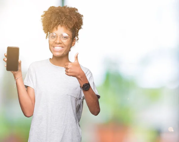 Junge Afrikanisch Amerikanische Frau Zeigt Smartphone Bildschirm Über Isoliertem Hintergrund — Stockfoto