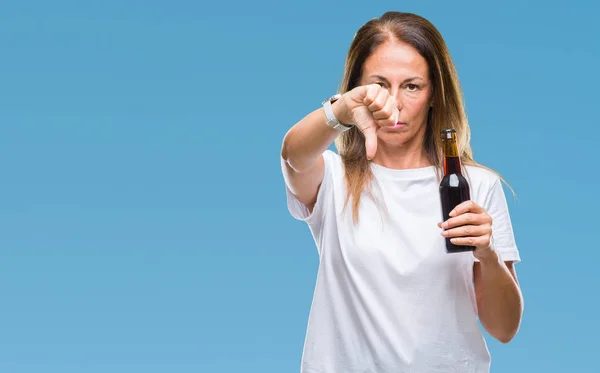 Mulher Hispânica Meia Idade Bebendo Cerveja Sobre Fundo Isolado Com — Fotografia de Stock