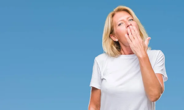 Mujer Rubia Mediana Edad Sobre Fondo Aislado Aburrido Bostezando Cansado —  Fotos de Stock