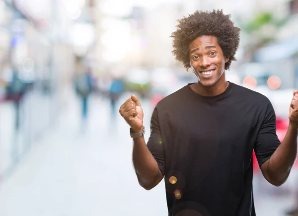 Hombre Afroamericano Sobre Fondo Aislado Celebrando Sorprendido Sorprendido Por Éxito — Foto de Stock