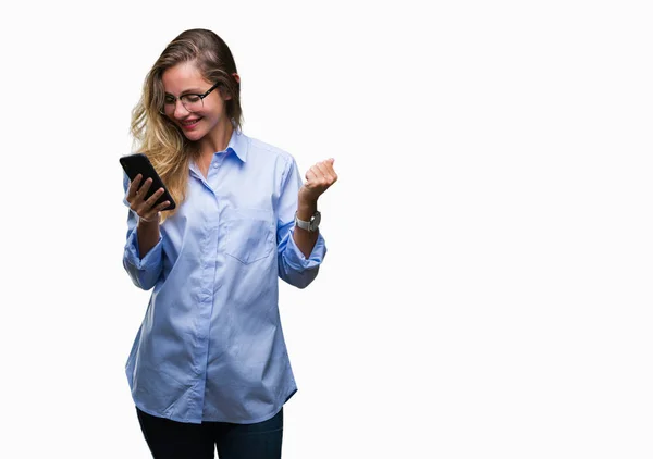 Jonge Mooie Blonde Zakenvrouw Met Smartphone Geïsoleerde Achtergrond Schreeuwen Trots — Stockfoto