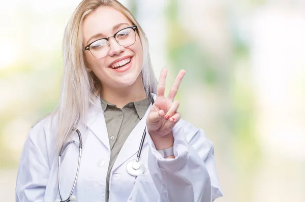 Joven Doctora Rubia Sobre Fondo Aislado Sonriendo Con Cara Feliz —  Fotos de Stock