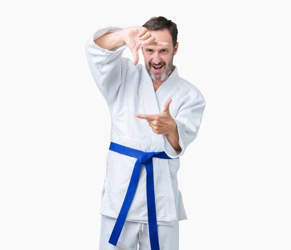 Bonito Homem Meia Idade Sênior Vestindo Uniforme Quimono Sobre Fundo — Fotografia de Stock