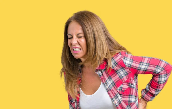 Schöne Frau Mittleren Alters Trägt Über Isolierten Hintergrund Leiden Rückenschmerzen — Stockfoto