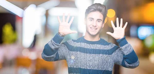 Joven Hombre Guapo Sobre Fondo Aislado Mostrando Señalando Hacia Arriba —  Fotos de Stock