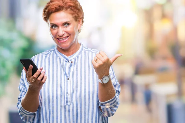 Attraktive Ältere Kaukasische Rothaarige Frau Die Smartphone Über Isolierten Hintergrund — Stockfoto