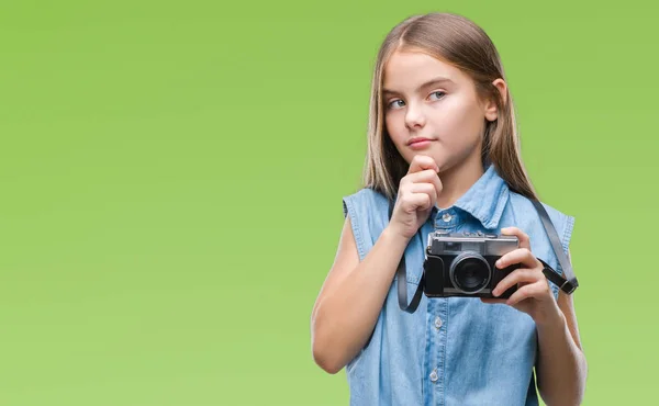 Krásná Mladá Dívka Fotografování Pomocí Vinobraní Fotoaparát Přes Vážnou Tváří — Stock fotografie