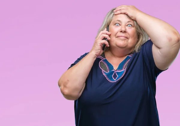 Senior Size Mulher Caucasiana Falando Telefone Sobre Fundo Isolado Estressado — Fotografia de Stock