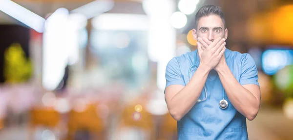 Chirurgien Beau Jeune Médecin Sur Fond Isolé Choqué Couvrant Bouche — Photo