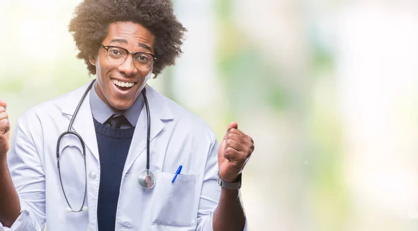 Afro Amerikai Orvos Ember Feletti Elszigetelt Háttér Ünnepli Meglepett Lenyűgözött — Stock Fotó