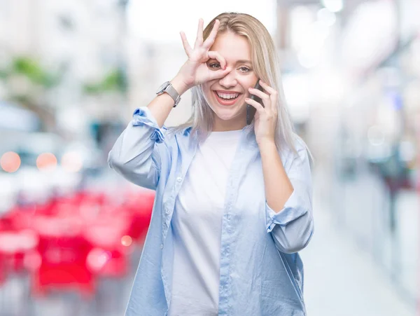 Mladá Blond Žena Mluví Prostřednictvím Smarpthone Přes Samostatný Pozadí Šťastný — Stock fotografie