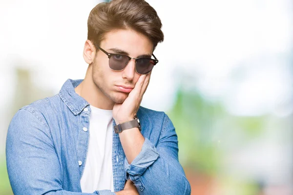 Joven Hombre Guapo Con Gafas Sol Sobre Fondo Aislado Pensando — Foto de Stock