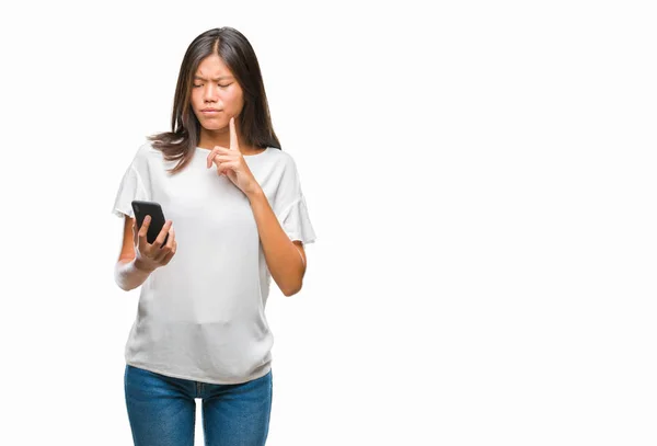Junge Asiatische Frau Sms Mit Smartphone Über Isolierten Hintergrund Ernste — Stockfoto