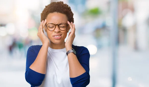 Jeune Belle Femme Afro Américaine Portant Des Lunettes Sur Fond — Photo