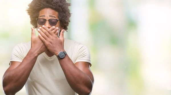 Афро Американец Солнечных Очках Изолированном Фоне Шокировал Закрывая Рот Руками — стоковое фото