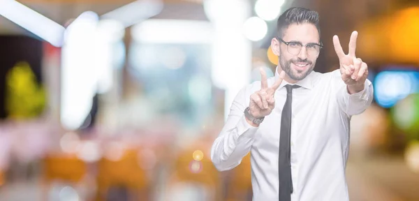 Mladý Pohledný Obchodní Muž Nosí Brýle Izolované Pozadí Usmívající Dívá — Stock fotografie