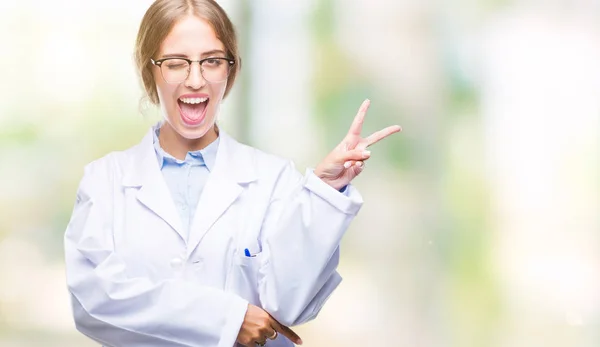 Mooie Jonge Blonde Dokter Vrouw Dragen Witte Vacht Geïsoleerde Achtergrond — Stockfoto