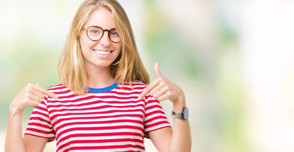 Hermosa Mujer Joven Con Gafas Sobre Fondo Aislado Mirando Confiado —  Fotos de Stock