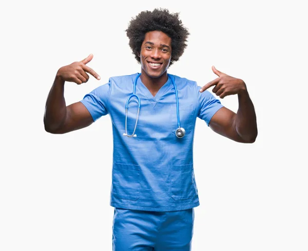 Médico Cirurgião Afro Americano Homem Sobre Fundo Isolado Olhando Confiante — Fotografia de Stock