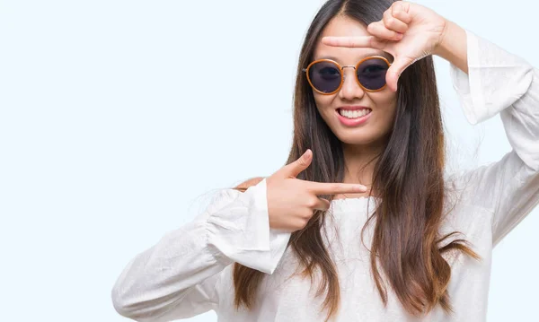 Młoda Azjatka Kobietę Okularach Przeciwsłonecznych Białym Tle Uśmiechający Się Podejmowania — Zdjęcie stockowe