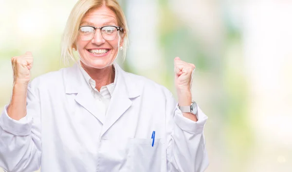 Mujer Terapeuta Rubia Mediana Edad Con Abrigo Blanco Sobre Fondo —  Fotos de Stock