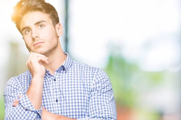 Junger Gutaussehender Geschäftsmann Mit Der Hand Kinn Über Fragen Nachdenkend — Stockfoto