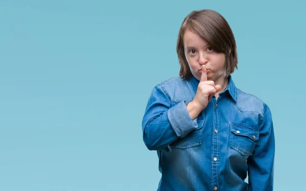 患有唐氏综合症的年轻成年妇女要求用嘴唇上的手指保持安静 — 图库照片