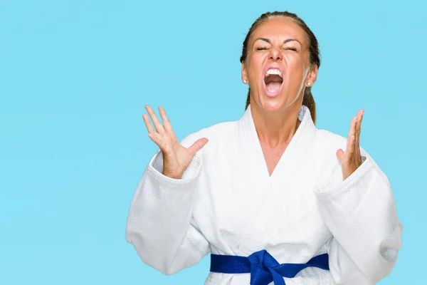 Středního Věku Dospělých Žena Nosí Uniformu Kimono Karate Nad Izolované — Stock fotografie