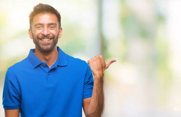Aikuinen Latino Mies Yli Eristetty Tausta Hymyilee Onnellinen Kasvot Etsivät — kuvapankkivalokuva