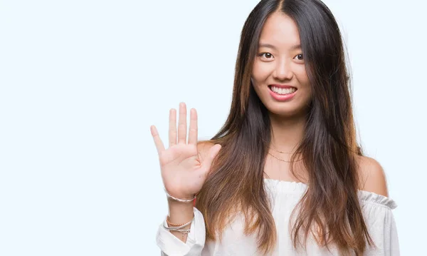孤立した背景表示と指で上向きに若いアジア女性数は自信を持って 幸せな笑みを浮かべている間 — ストック写真