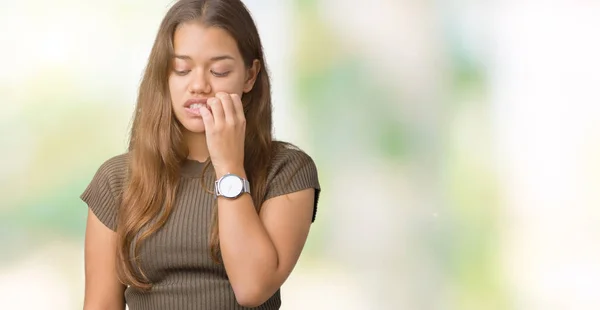 Jovem Bela Mulher Morena Sobre Fundo Isolado Olhando Estressado Nervoso — Fotografia de Stock