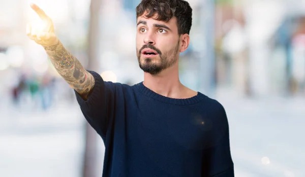 Joven Hombre Guapo Sobre Fondo Aislado Señalando Con Dedo Sorprendido —  Fotos de Stock