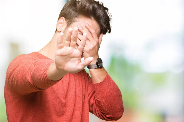 Joven Hombre Guapo Sobre Fondo Aislado Cubriendo Los Ojos Con — Foto de Stock