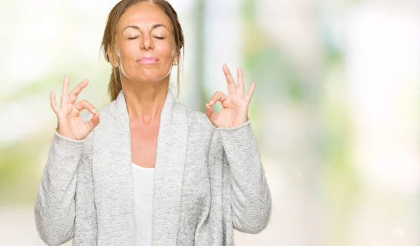 Hermosa Mujer Adulta Mediana Edad Con Suéter Invierno Sobre Fondo —  Fotos de Stock