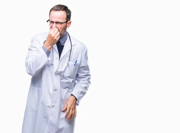 Hombre Médico Mediana Edad Con Uniforme Médico Aislado Oliendo Algo — Foto de Stock