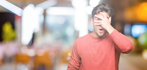 Jonge Knappe Man Geïsoleerde Achtergrond Gluren Schok Voor Gezicht Ogen — Stockfoto