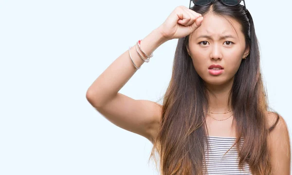 Jonge Aziatische Vrouw Zonnebril Dragen Geïsoleerd Achtergrond Boos Gefrustreerd Woedend — Stockfoto