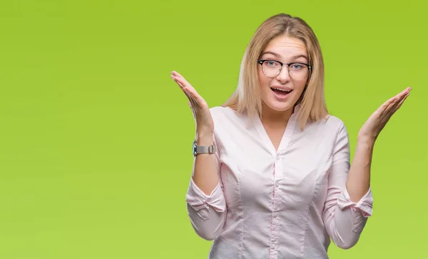 Mujer Negocios Caucásica Joven Con Gafas Sobre Fondo Aislado Celebrando —  Fotos de Stock