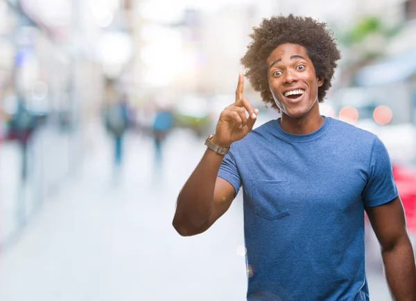 Hombre Afroamericano Sobre Fondo Aislado Apuntando Con Dedo Hacia Arriba —  Fotos de Stock