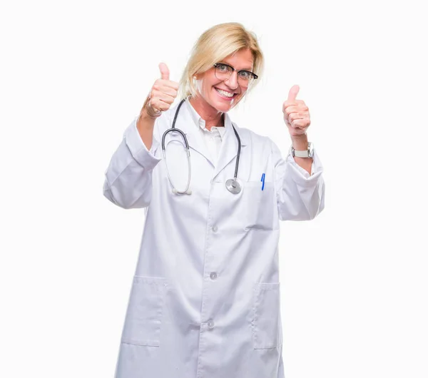 Medioevo Bionda Medico Donna Sfondo Isolato Approvando Facendo Gesto Positivo — Foto Stock