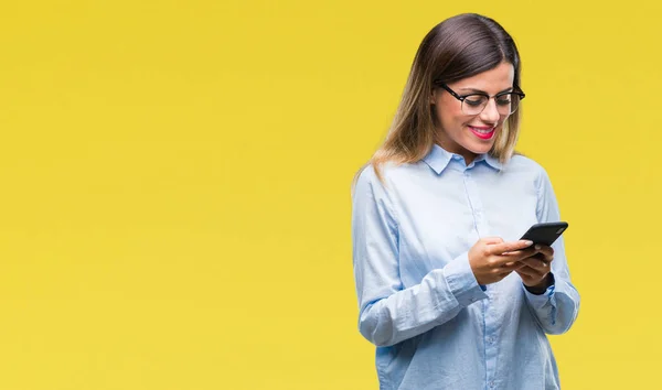 Jovem Mulher Negócios Bonita Mensagem Texto Usando Smartphone Sobre Fundo — Fotografia de Stock