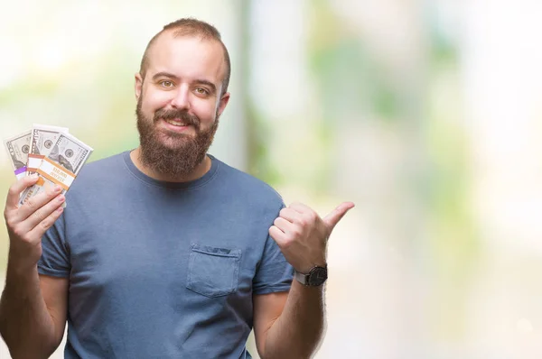 Junger Hipster Mann Hält Geldbündel Über Isoliertem Hintergrund Und Zeigt — Stockfoto