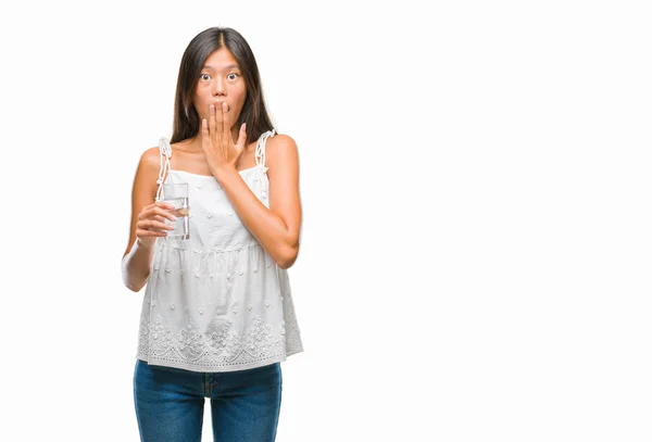 年轻亚洲妇女喝玻璃水在隔绝的背景盖子嘴用手震惊了为错误 表示恐惧 害怕在寂静 秘密概念 — 图库照片