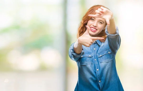 Jovem Mulher Bonita Sobre Fundo Isolado Sorrindo Fazendo Quadro Com — Fotografia de Stock