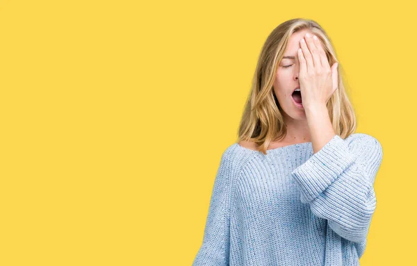 Mulher Bonita Vestindo Camisola Azul Sobre Fundo Isolado Bocejo Cansado — Fotografia de Stock