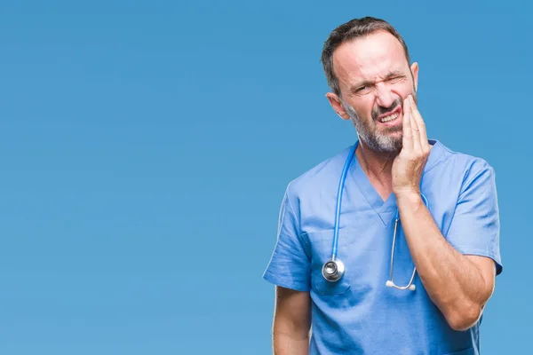 Mezza Età Hoary Anziano Medico Uomo Indossa Uniforme Medica Sfondo — Foto Stock