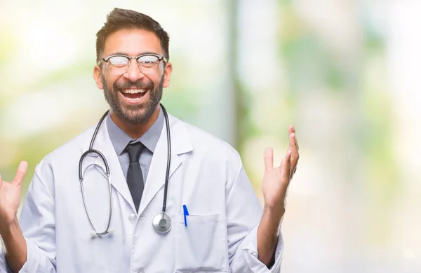 Homem Médico Hispânico Adulto Sobre Fundo Isolado Celebrando Louco Louco — Fotografia de Stock