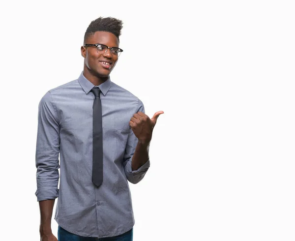 年轻的非洲裔美国人的商业男子在孤立的背景微笑着快乐的脸 并指向侧面与拇指向上 — 图库照片