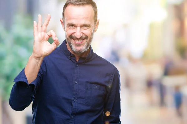 Medelåldern Hoary Senior Mannen Över Isolerade Bakgrund Leende Positiva Gör — Stockfoto