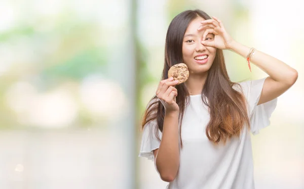 Joven Asiático Mujer Comer Chocolate Chip Cookie Sobre Aislado Fondo —  Fotos de Stock